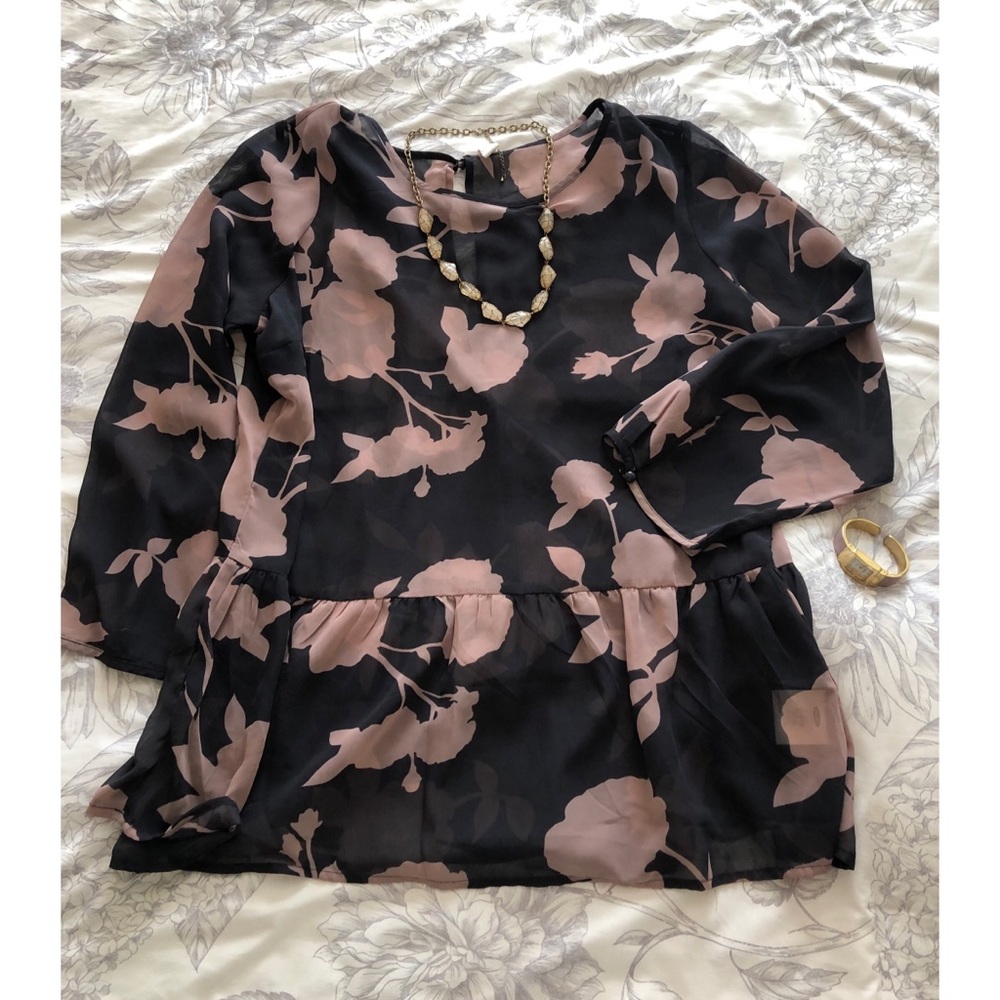 3/4 length sleeve top gray with flowers.